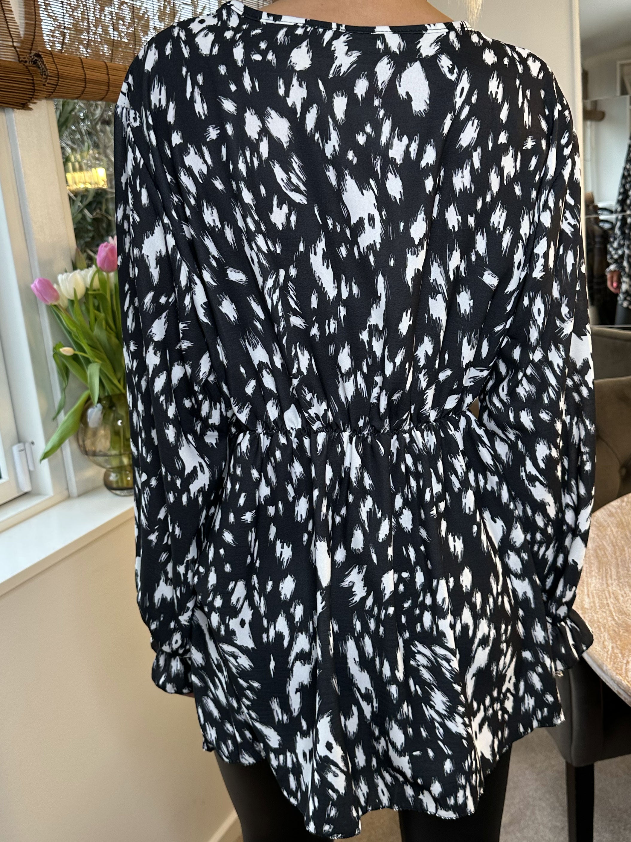 Yda - Sød mønstret bluse med elastik i taljen